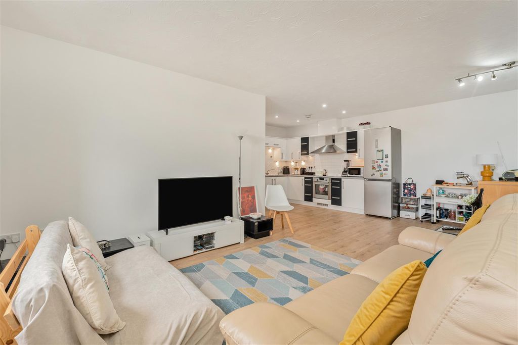 Property photo 2 of 10 36 People's Place, Banbury-15.Jpg