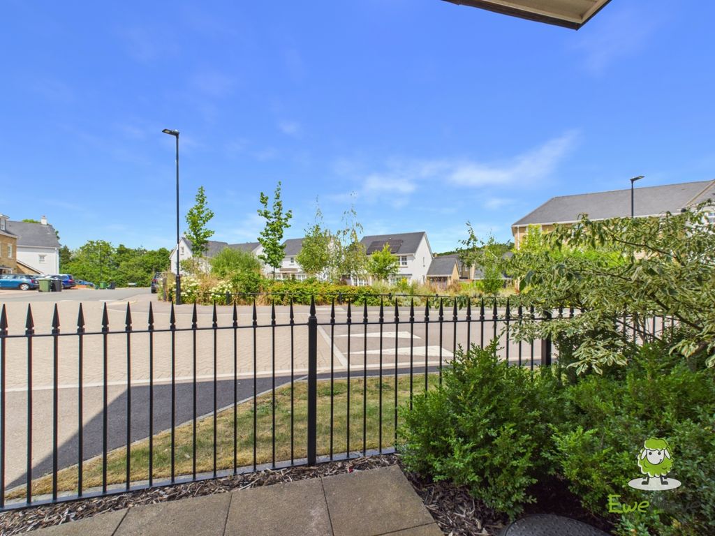 Property photo 2 of 25 Ewemove Estate Agents Basingstoke -Appian Way