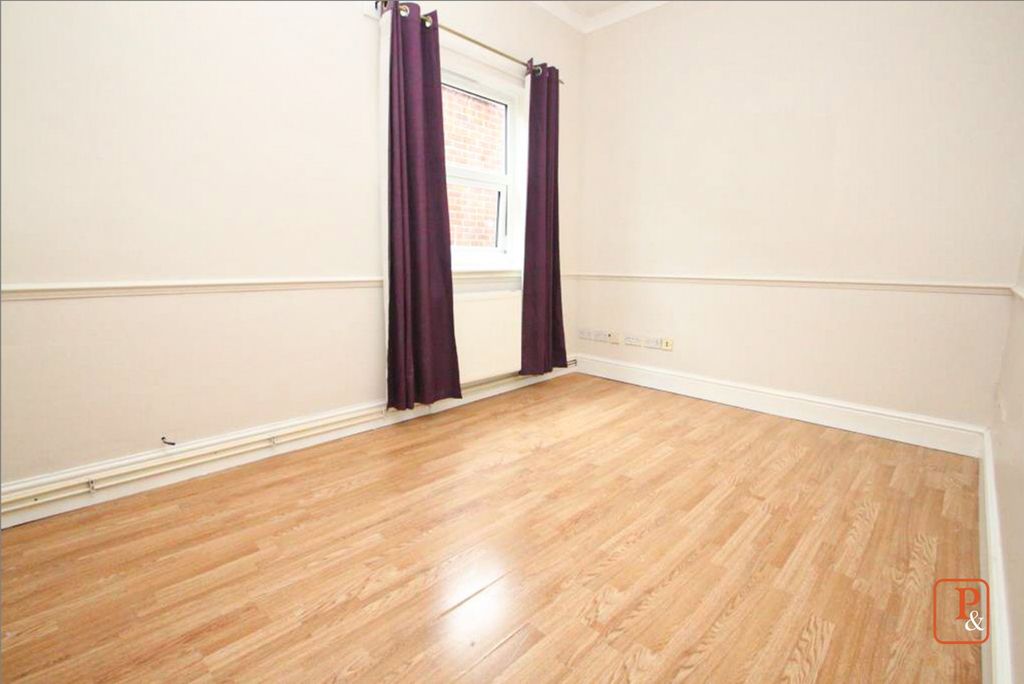 Property photo 2 of 6 Bedroom