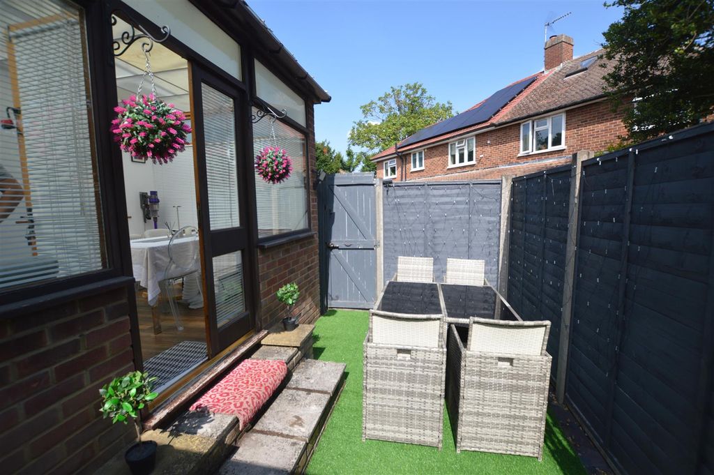 Property photo 3 of 12 48 Bramley Close Gdn.Jpg