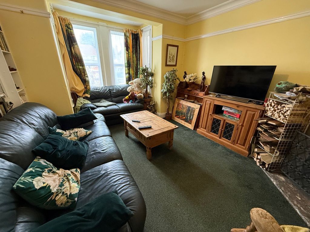 Property photo 3 of 16 Lounge