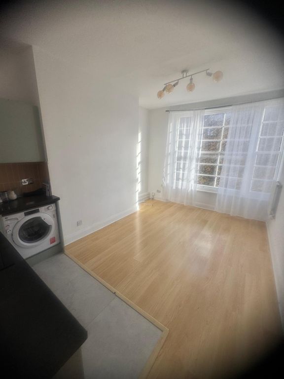 Property photo 1 of 10 2-Bedroom Flat On Cliff Road, Nw1 9Ap