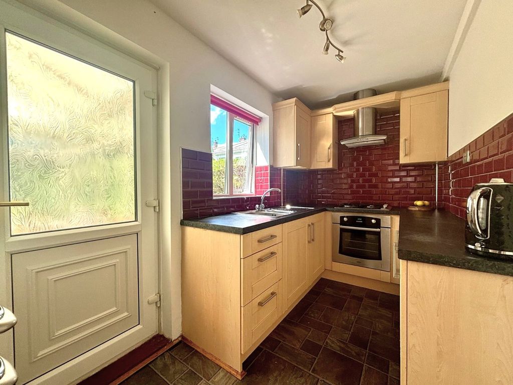 Property photo 3 of 10 Kitchen