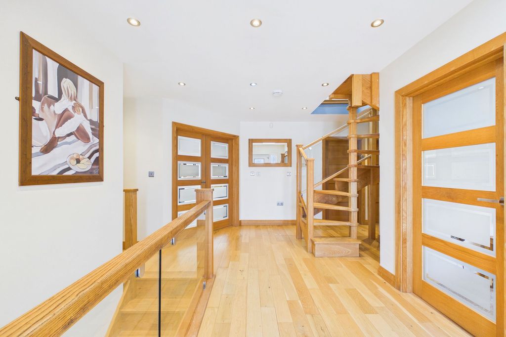 Property photo 3 of 47