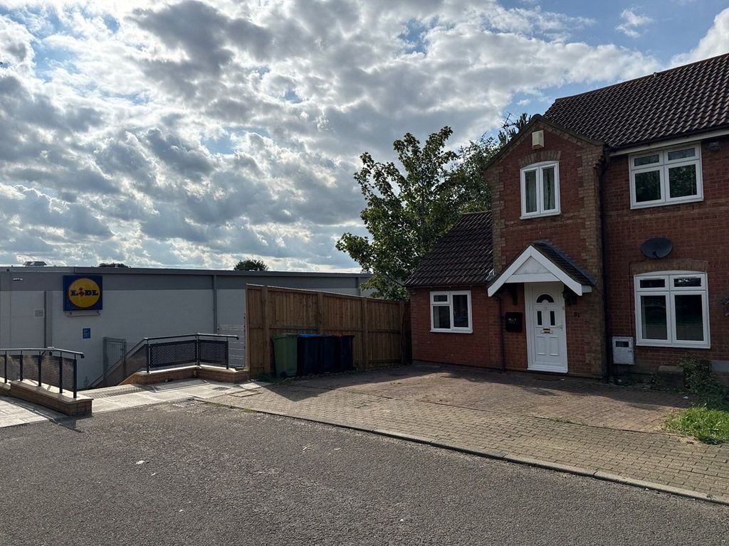 Property photo 1 of 7 4-Bedroom Semi-Detached House With Garden &amp; Parking Â€“ Milton Keynes