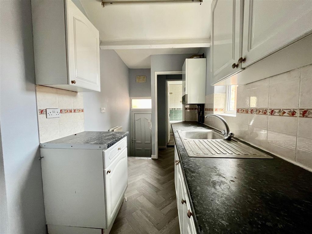 Property photo 3 of 10 Kitchen