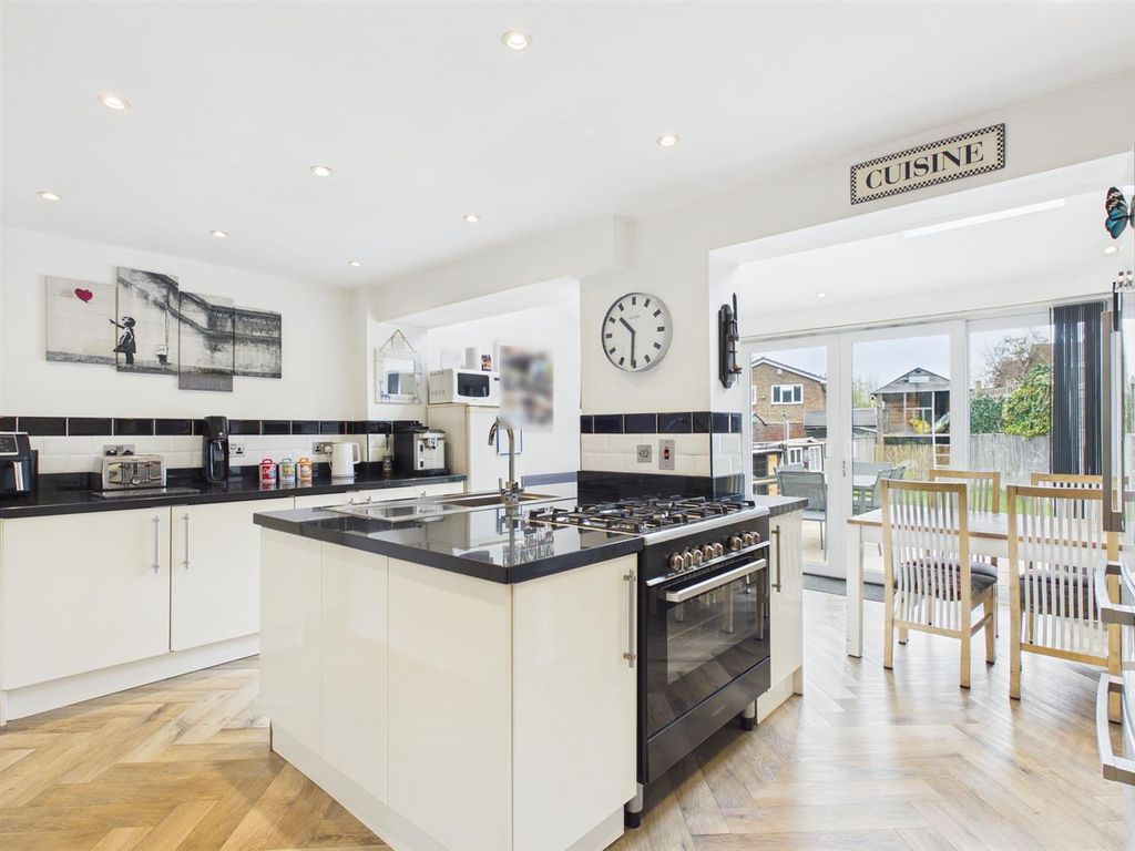 Property photo 3 of 16 Cam02435G0-Pr0204-Still002.Jpg