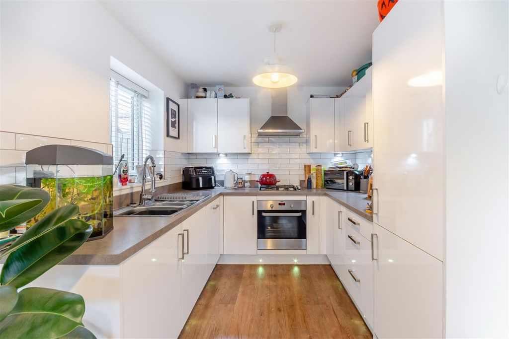 Property photo 3 of 35 8679664-Interior02.Jpg