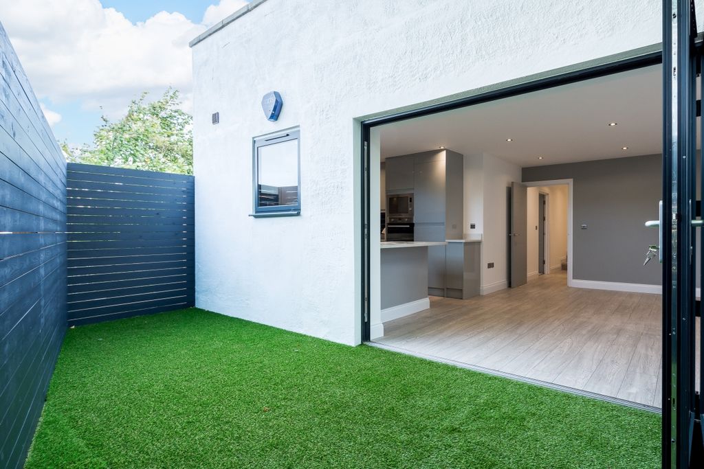 Property photo 2 of 10 Colney-Hatch-Lane...