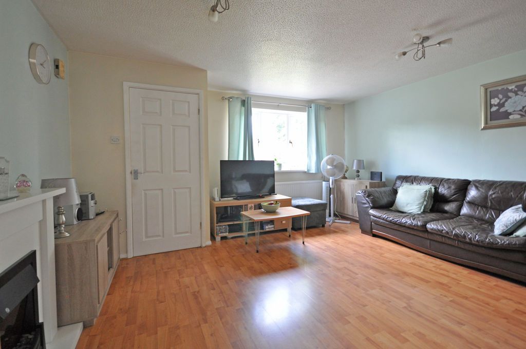 3 bed terraced house for saleHydrangea Close, Rogerstone NP10 photo 5