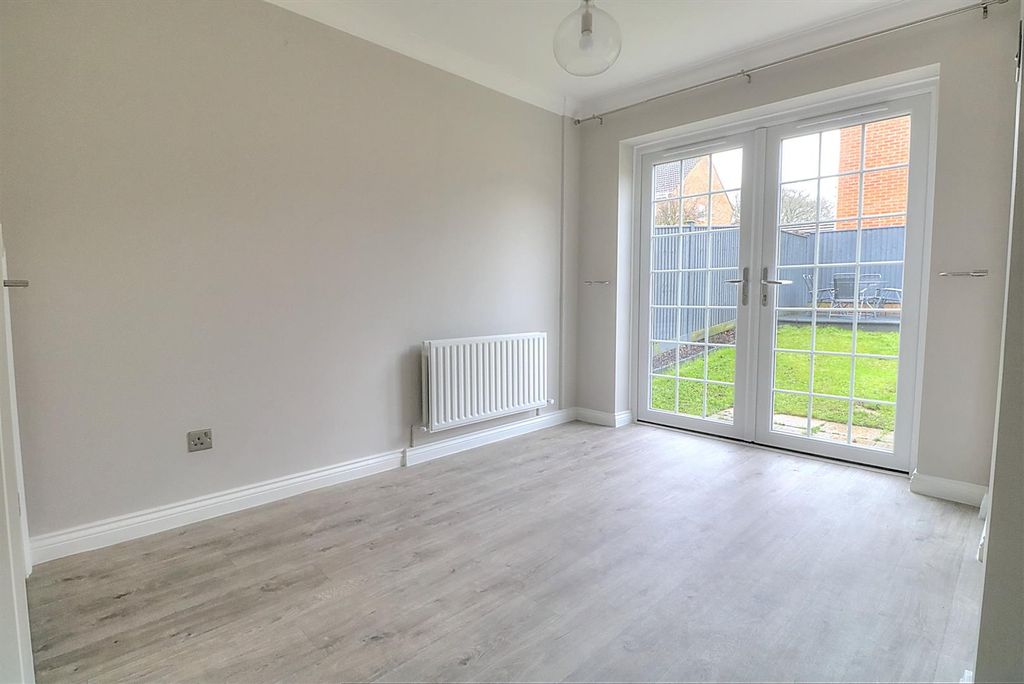 Property photo 3 of 11 Hemlock Way 51 Din Room 1.Jpg
