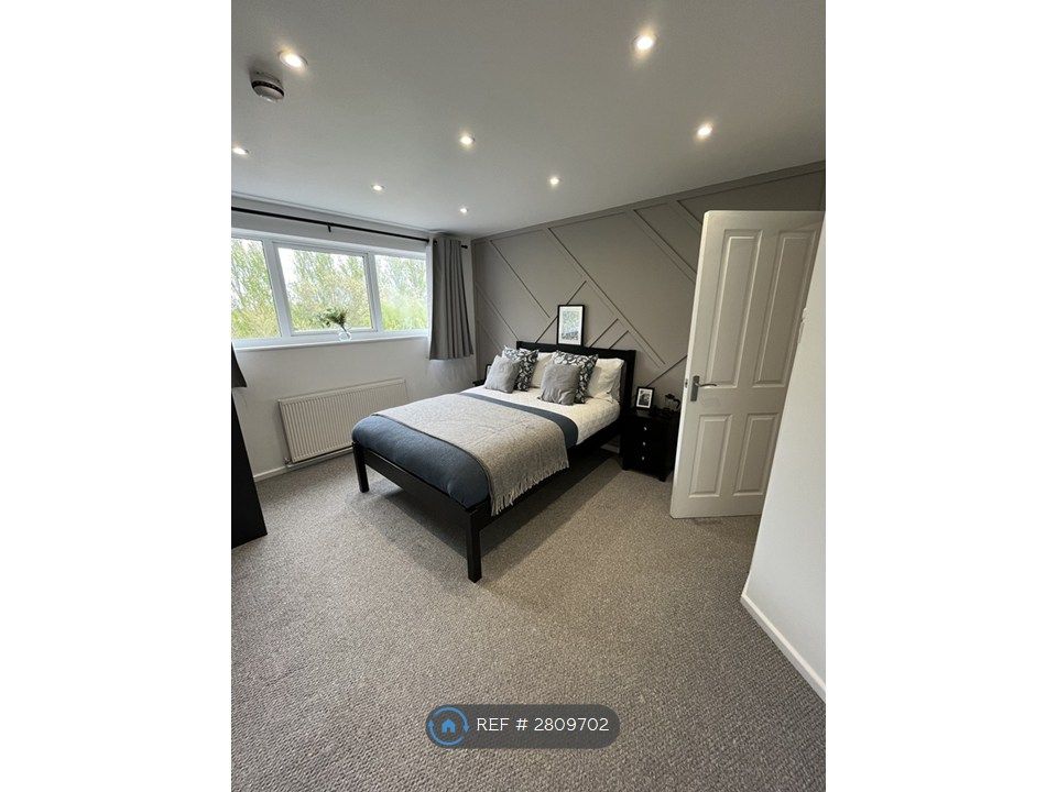 Property photo 3 of 13 Room 5