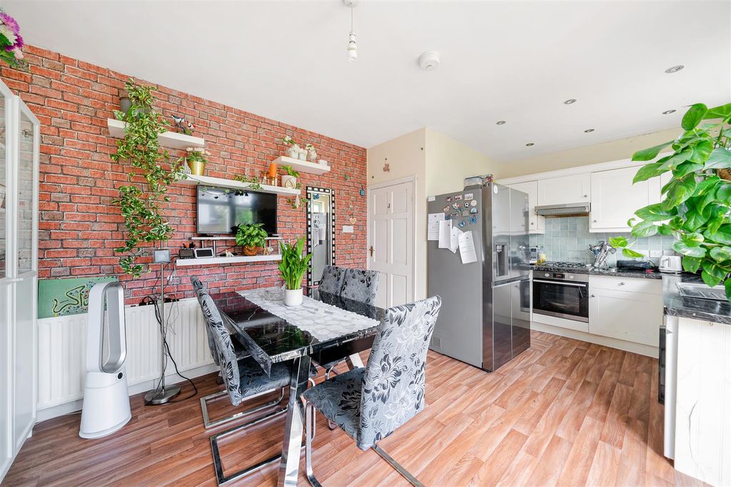 Property photo 2 of 12 Hartland Way Sm4