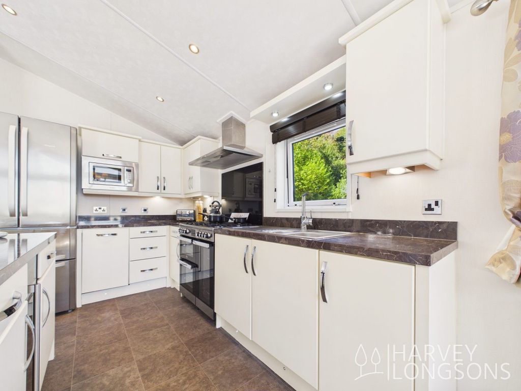 Property photo 3 of 17 Delta Canterbury Fitted Kitchen