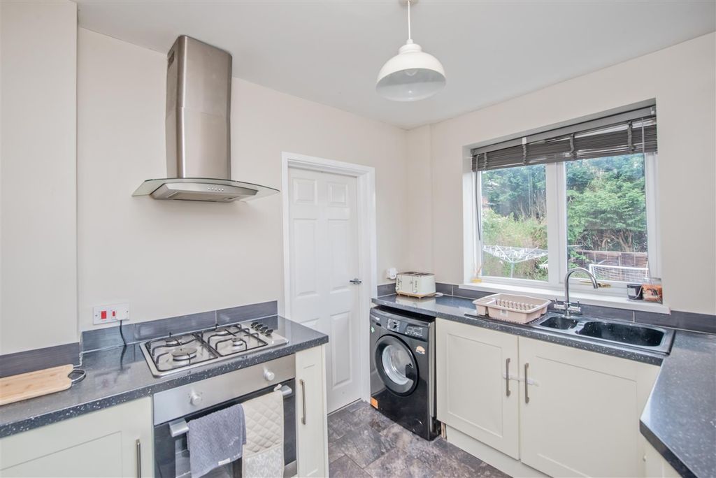 Property photo 3 of 17 Fitted Kitchen: