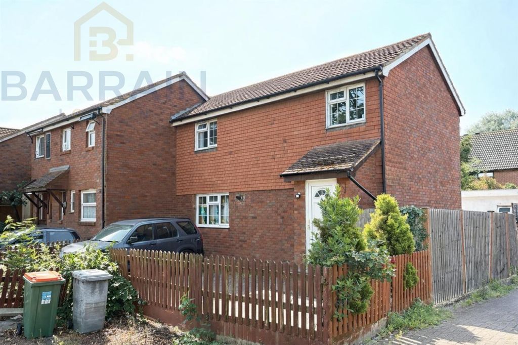 Property photo 1 of 11 House At Beckton For Sale At E6 By Barrain London Estate Agency