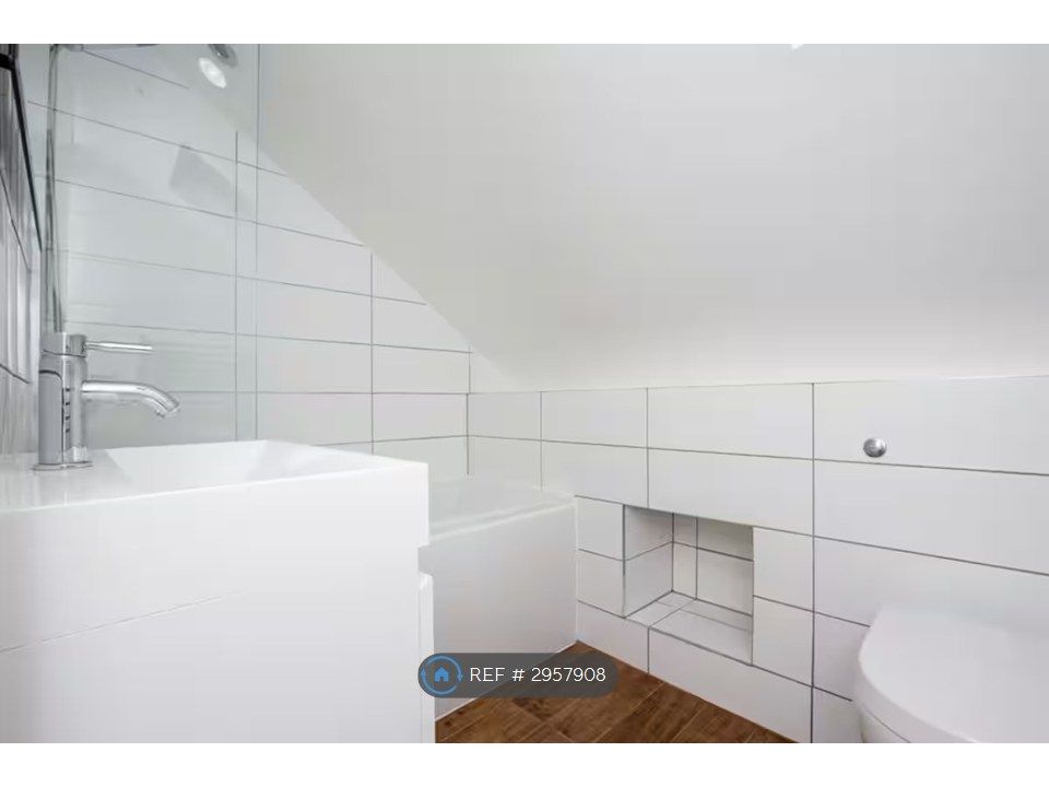 Property photo 2 of 9 Bathroom