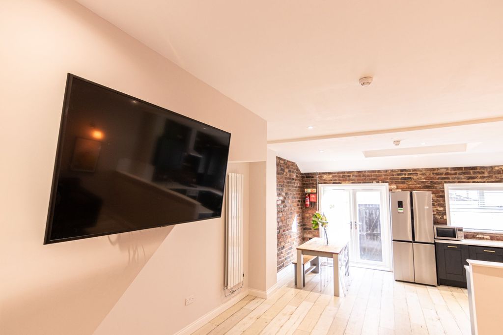 Property photo 2 of 11 Bright Open-Plan Living Area With A Wall-Mounted F...