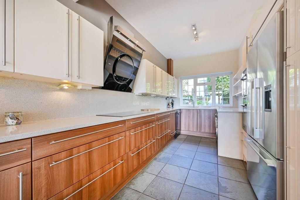 Property photo 3 of 37