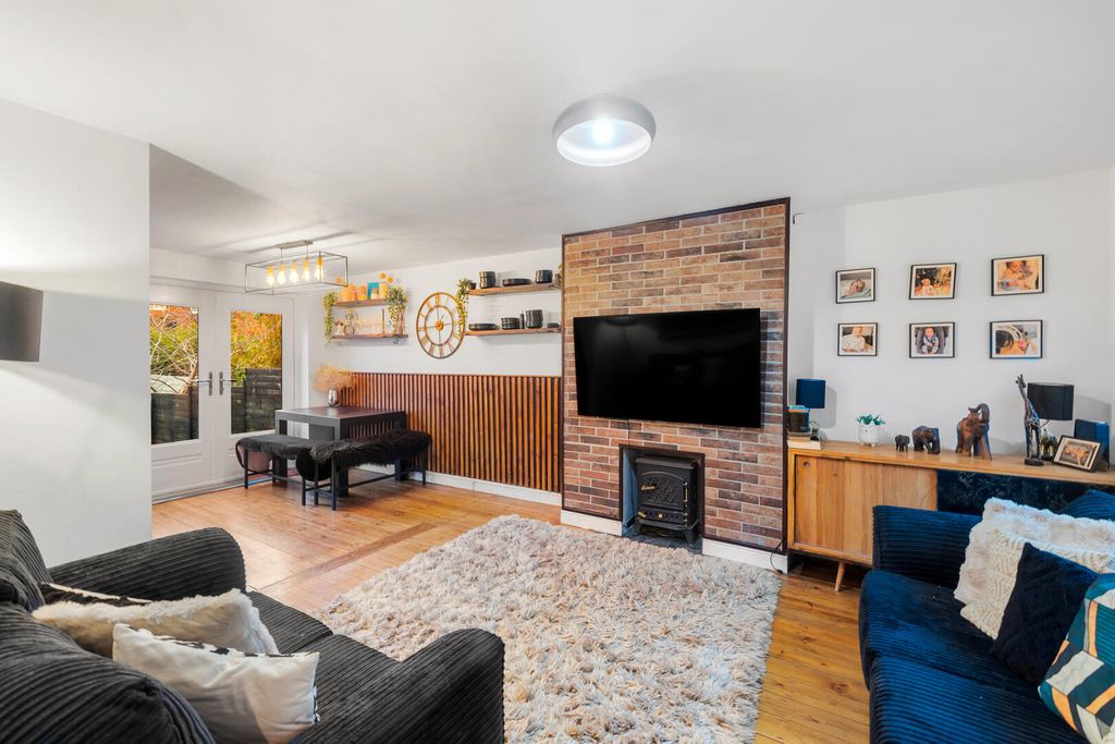 Property photo 1 of 13 Living Room