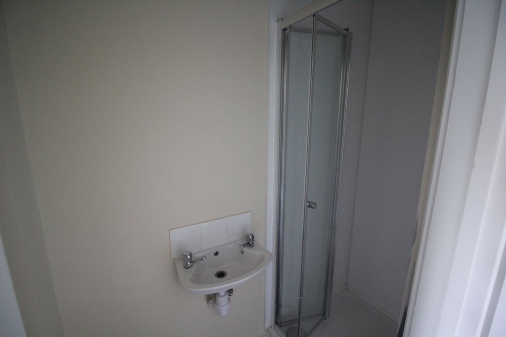 Property photo 3 of 8 Bathroom