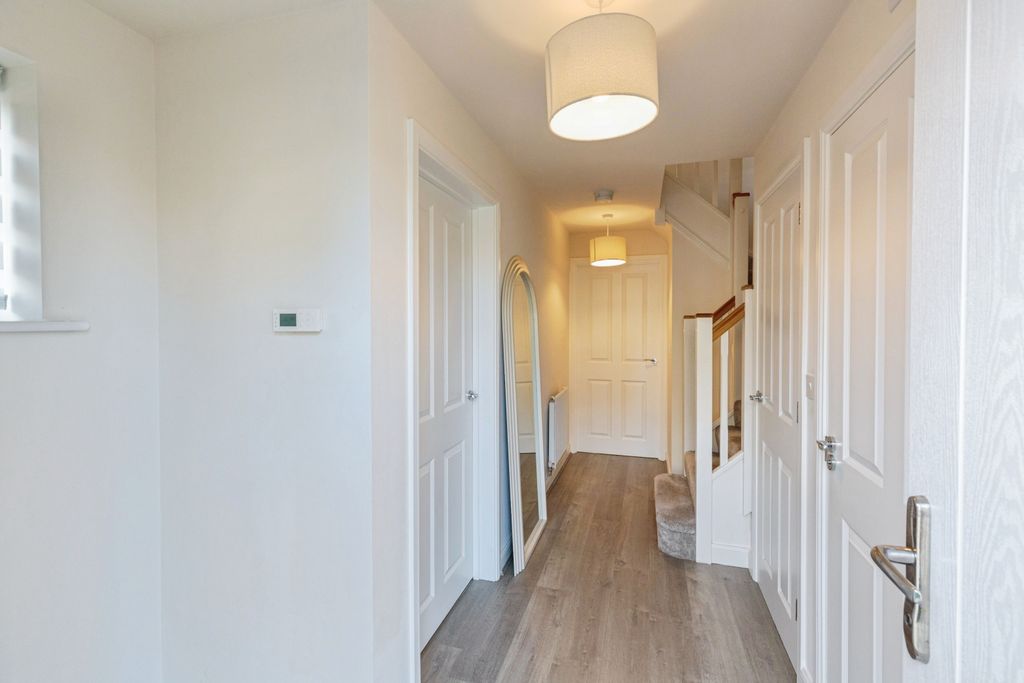 Property photo 3 of 20 Entrance Hallway