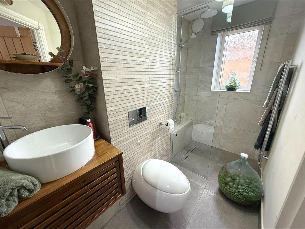 Property photo 3 of 10 Bathroom
