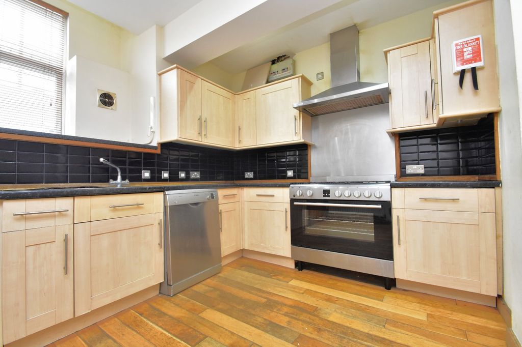 Property photo 2 of 12 Picture No. 15