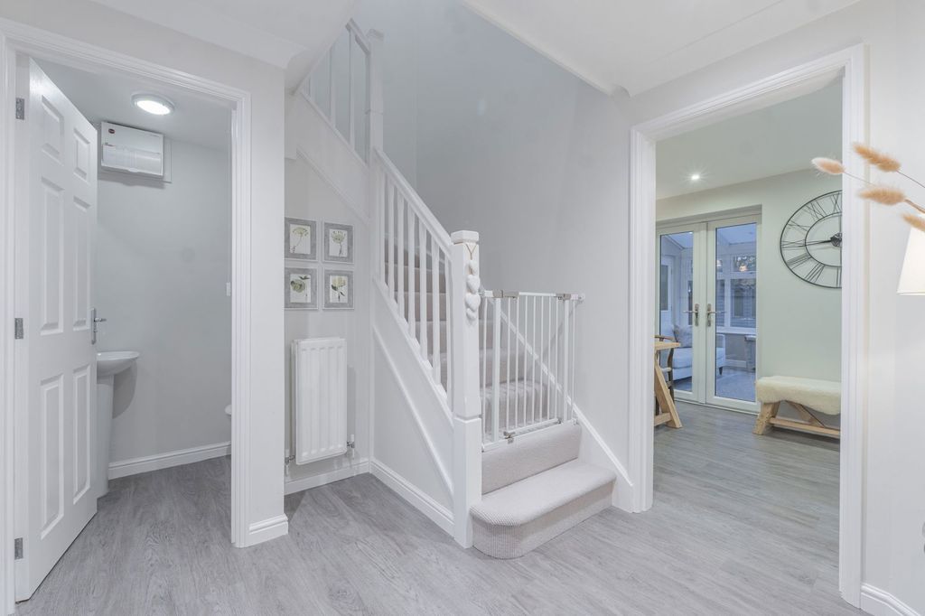 Property photo 2 of 32