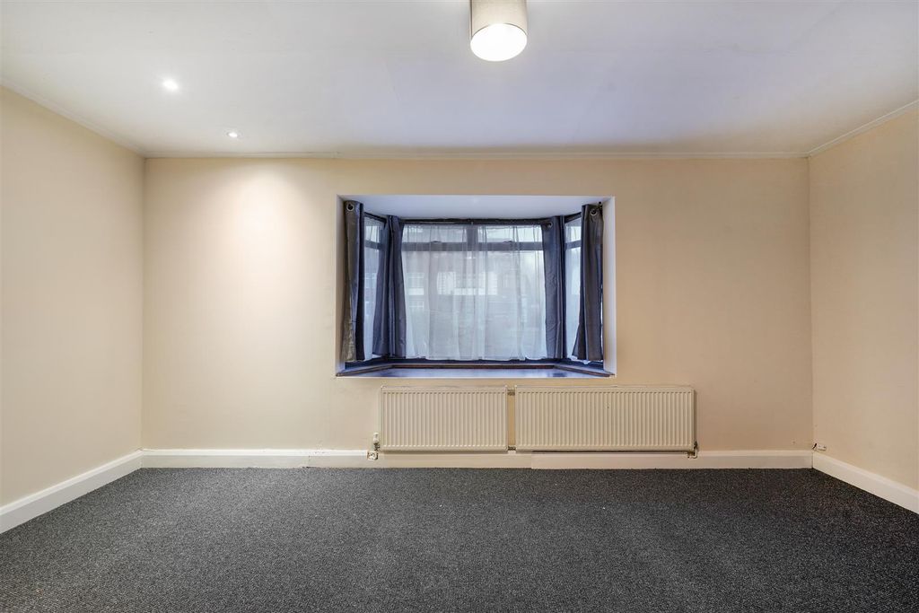 Property photo 3 of 14 947 Harrow Road - 6Df0Zortgqa5G8Vtkzye.Jpg