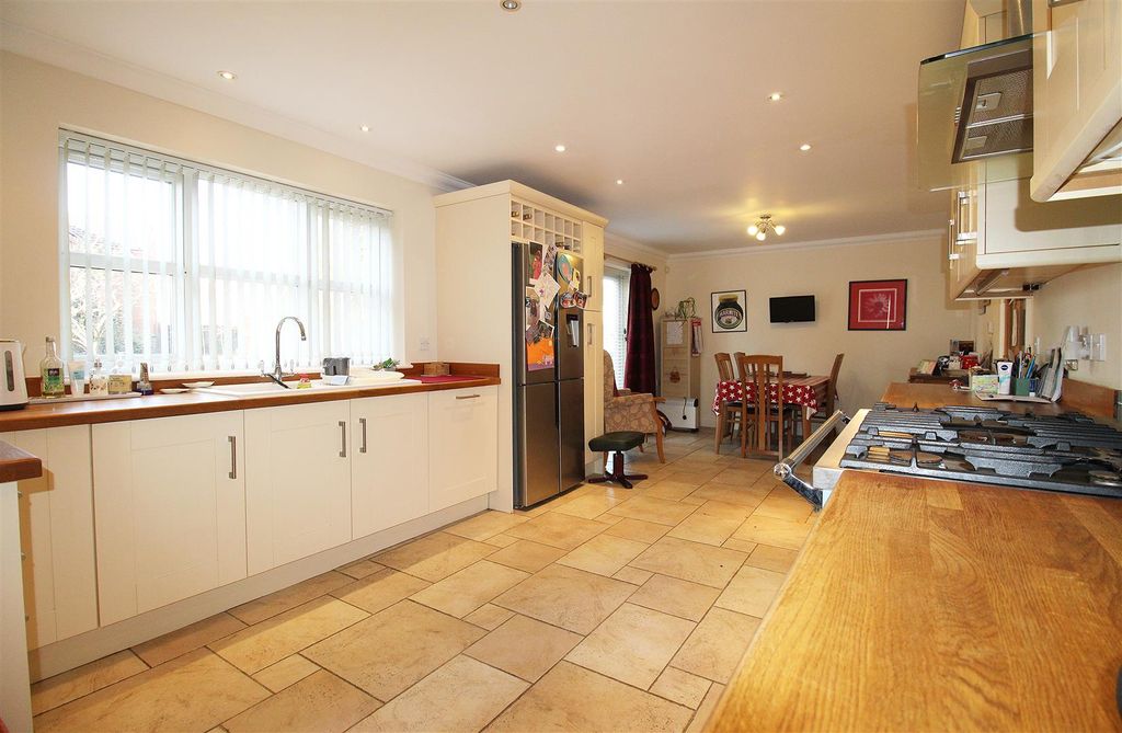 Property photo 2 of 24 Kitchen / Diner