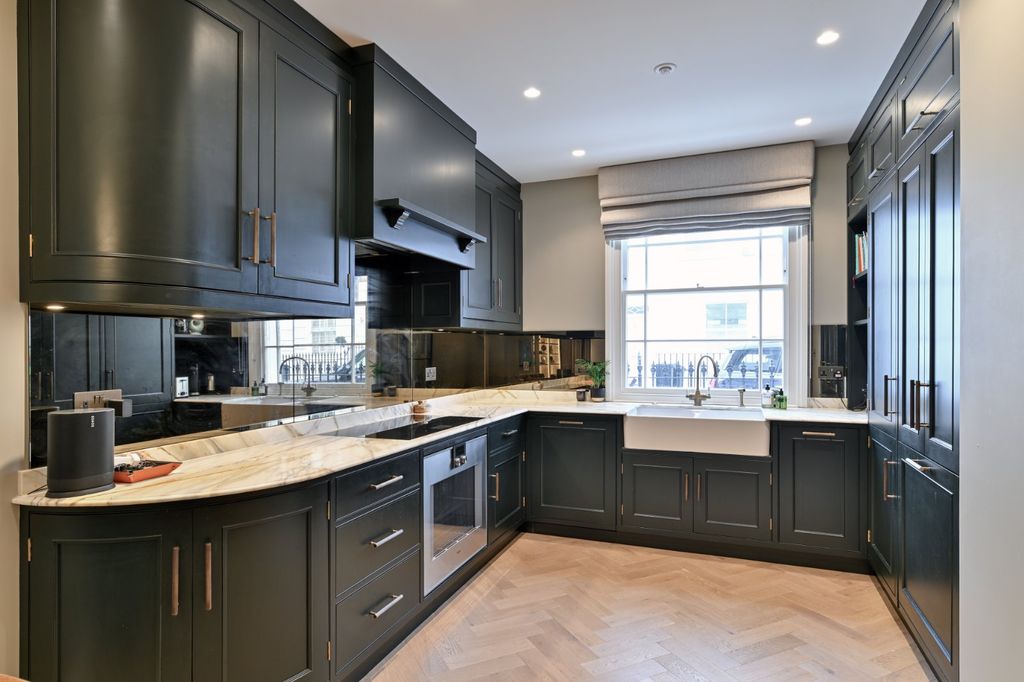 Property photo 3 of 23 Kitchen