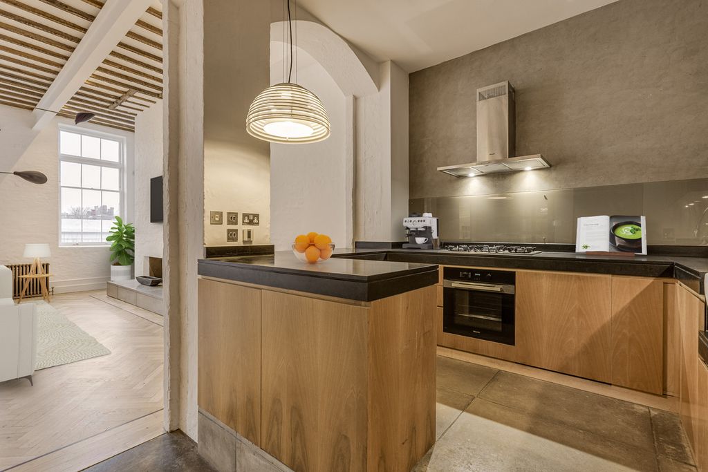 Property photo 2 of 25