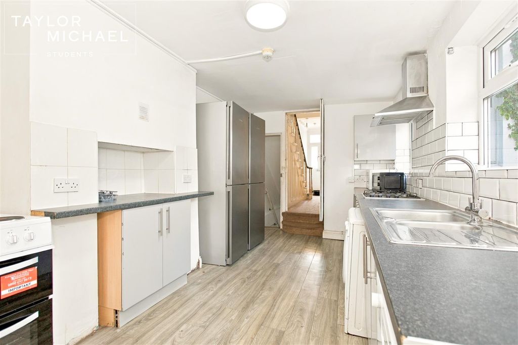 Property photo 3 of 25 Kitchen