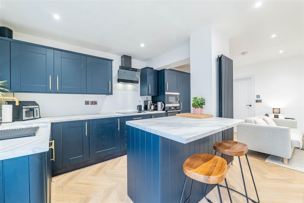Property photo 3 of 25 Kitchen/Dining Room
