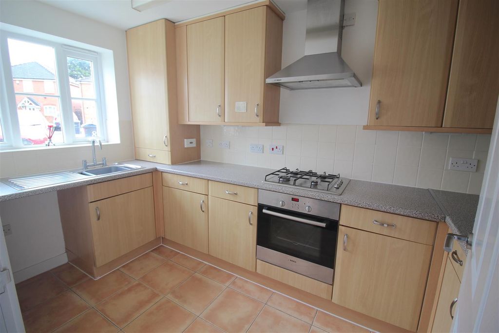 Property photo 3 of 10 Kitchen