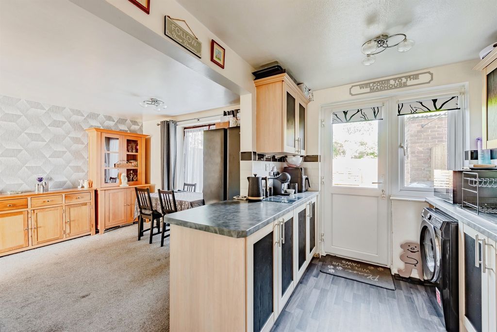 Property photo 3 of 10 Kitchen