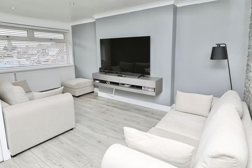 Property photo 3 of 15 Lounge