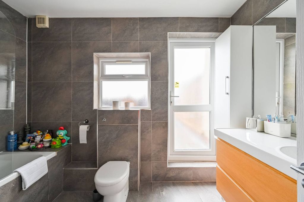 Property photo 3 of 6