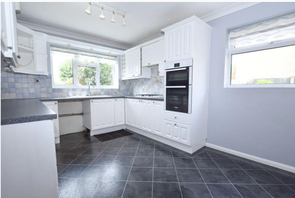 Property photo 3 of 10 Kitchen