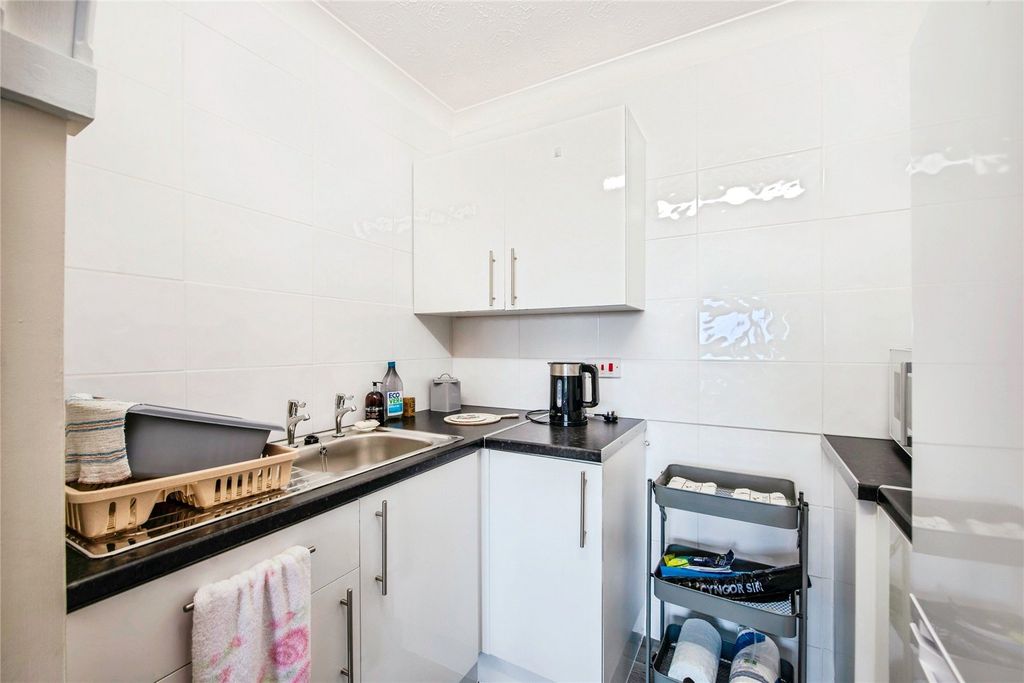 Property photo 3 of 11 Kitchen