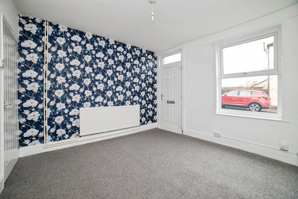 Property photo 2 of 17 Lounge