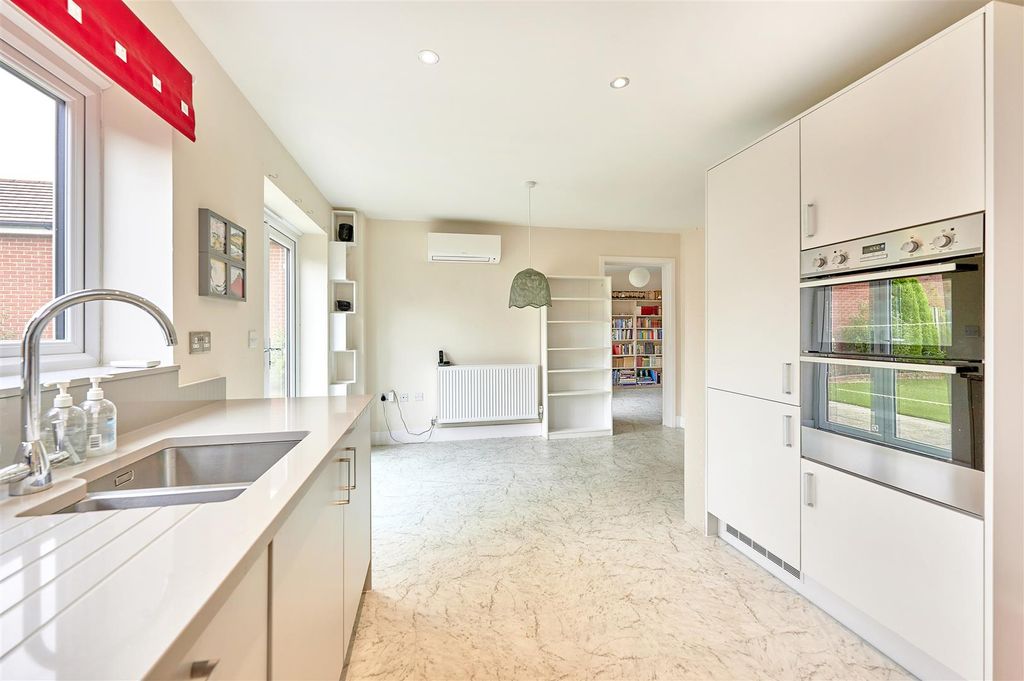 Property photo 2 of 21 Kitchen/Breakfast Room