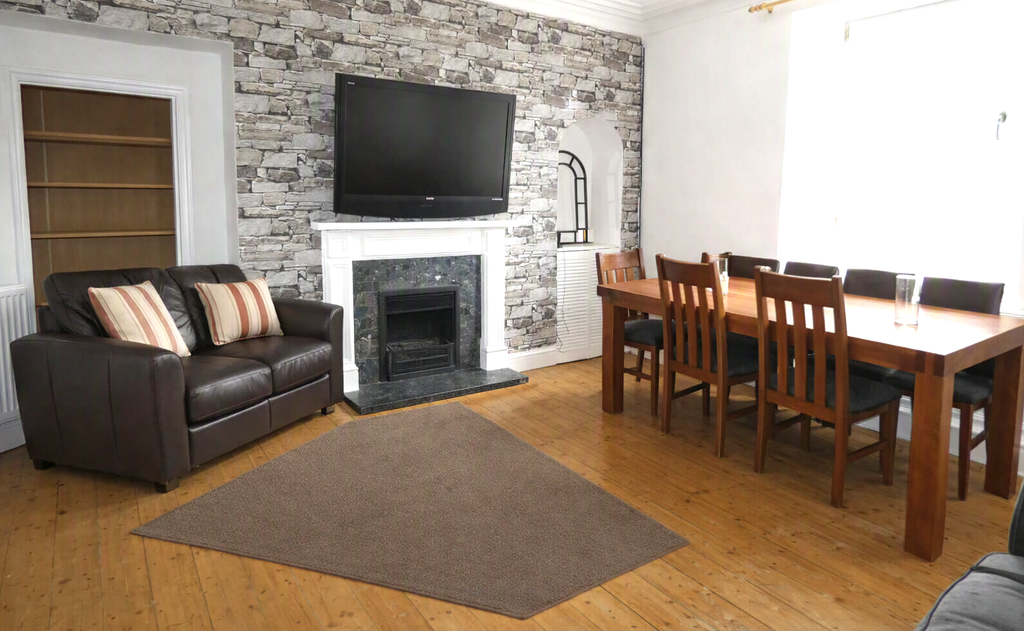 Property photo 3 of 15 Lounge