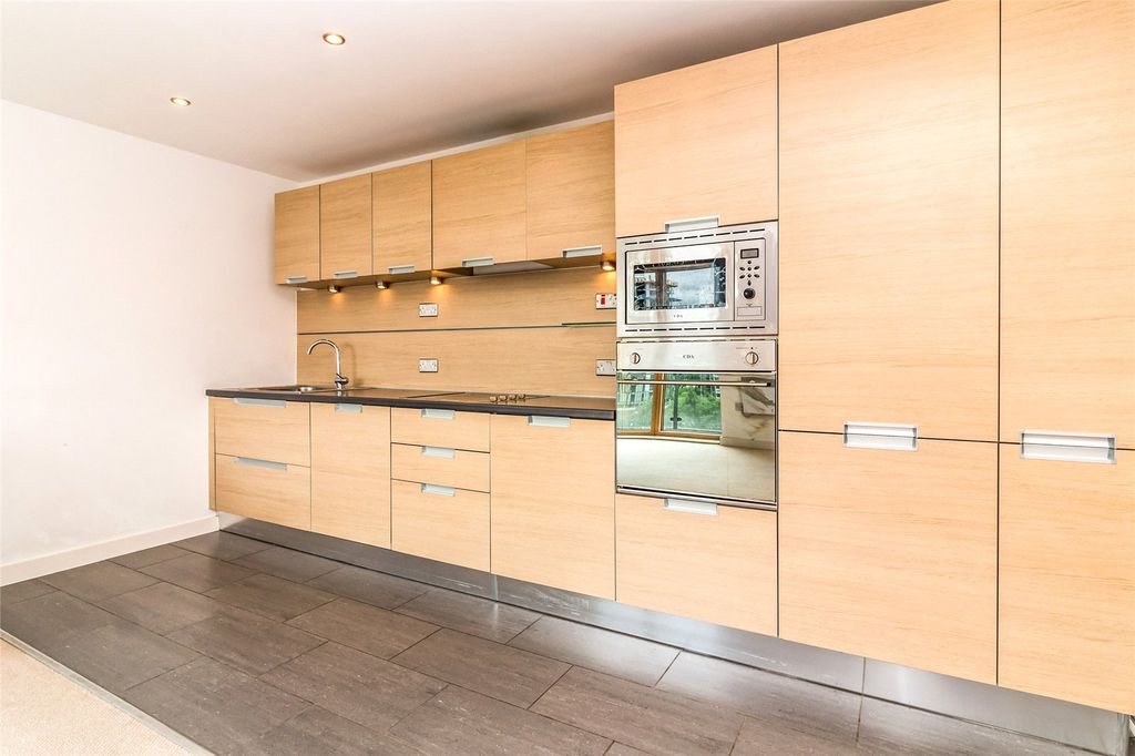 Property photo 3 of 14 Fitted Kitchen