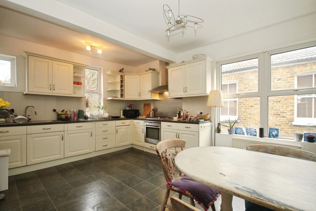 Property photo 3 of 19 Kitchen/Reception