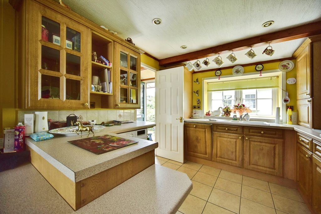 Property photo 3 of 11 Kitchen