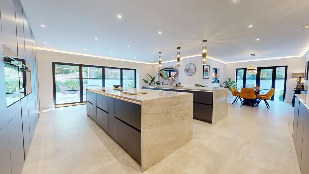 Property photo 2 of 64 4472274