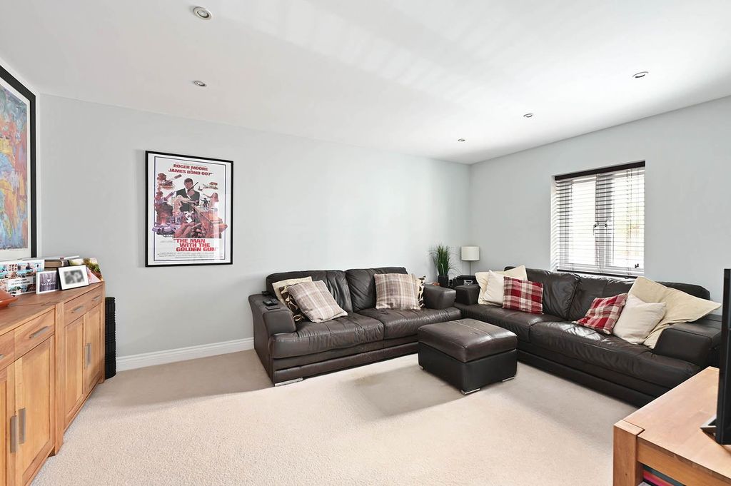 2 bed maisonette for saleCarter Drive, Basingstoke RG24 photo 5