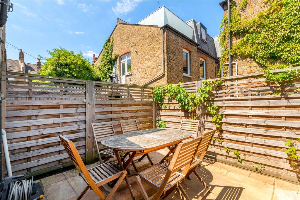 Property photo 2 of 12 Garden